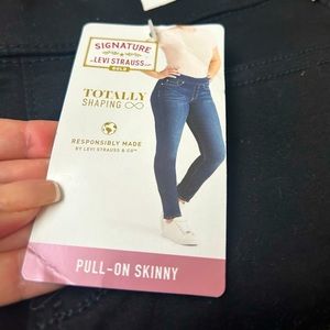 New Levi’s Strauss size 6 black skinny jeans pull uppers